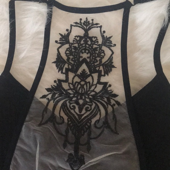 Racer back bralette features Embroidered - Picture 6 of 7